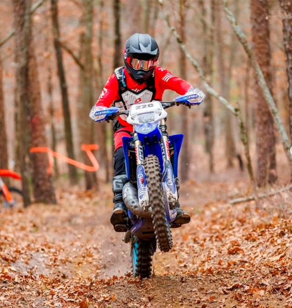 Piloto de motocross em trilha